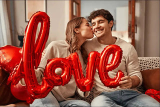 Zakochana para podczas romantycznego wieczoru, idealny moment na gry dla par o miłości