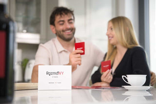 Para spędzająca czas przy kawie i rozmowie z grą dla par Rozmowy o Nas