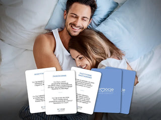 Grafika przedstawia karty do gry Emocje Nasze Rozmowy w tle przytulająca się i uśmiechająca się para w łóżku.