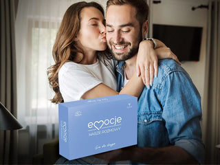 Grafika przedstawia niebieskie opakowanie przodu gry o miłości Emocje Nasze Rozmowy na tle kobiety całującej i przytulającej uśmiechającego się mężczyznę. 