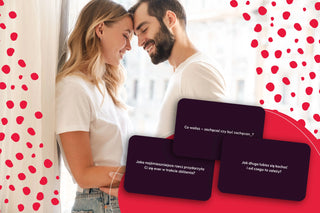 młoda kobieta i młody mężczyzna, którzy czule się przytulają