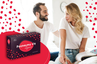 flirtująca młoda para, kobieta spogląda na mężczyznę z czułością