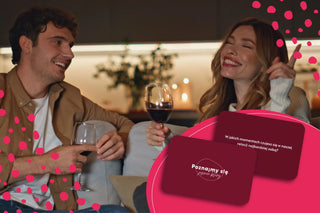 kobieta i mężczyzna pijący wino w blasku świec