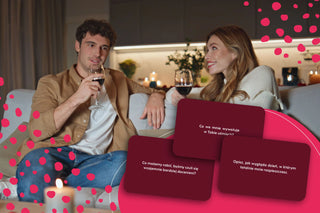 para spędzająca romantyczny wieczór we dwoje w domowym zaciszu