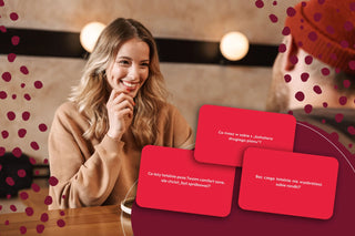 uśmiechnięta dziewczyna siedząca z chłopakiem w kawiarni na randce