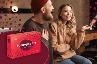 dziewczyna i chłopak rozmawiają radośnie na randce w kawiarni