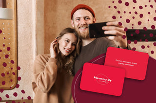 młoda kobieta i młody mężczyzna robiący sobie wspólne zdjęcie