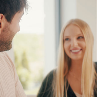 Para wykonująca razem obowiązki domowe w kuchni, następnie grająca w grę do rozmów dla par Rozmowy o Nas Marzenia i Plany w domu