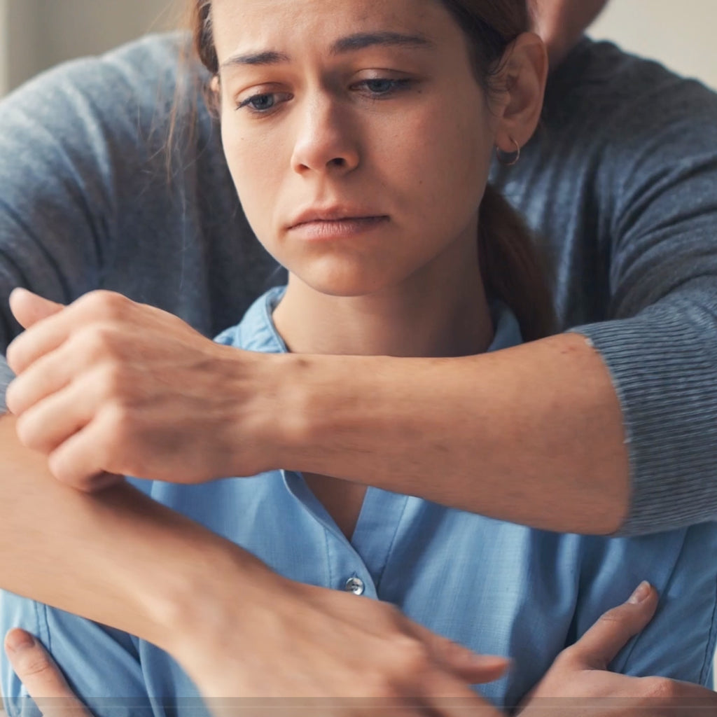 Gra dla par Emocje Nasze Rozmowy – wideo pokazujące karty z pytaniami i pytania, które pomagają parom pracować nad emocjami i wzmacniać relację